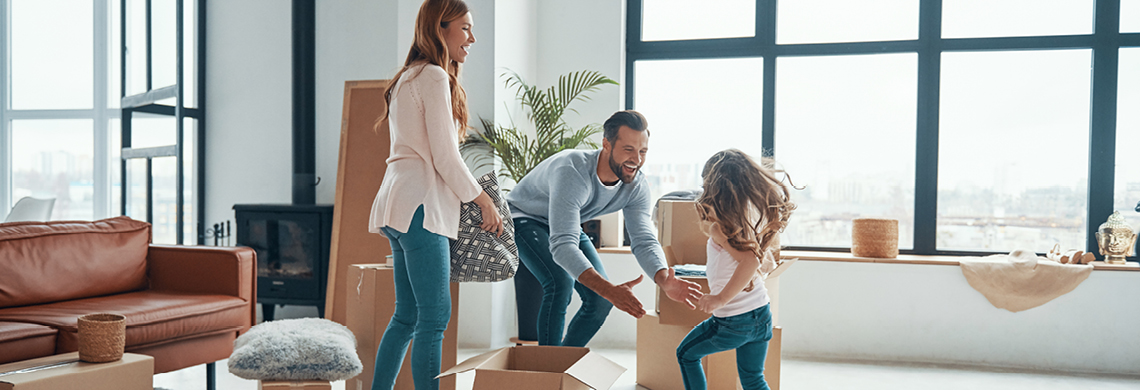 Familie hat Spaß beim Umzug