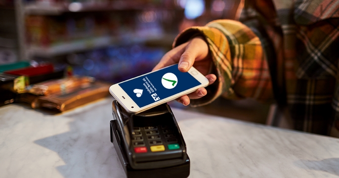 Person bezahlt mit dem Handy