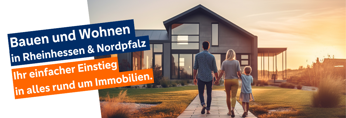 Familie geht bei Sonnenuntergang auf einem Weg zu einem modernen Haus, Text: 'Bauen und Wohnen in Rheinhessen & Nordpfalz. Ihr einfacher Einstieg in alles rund um Immobilien.'